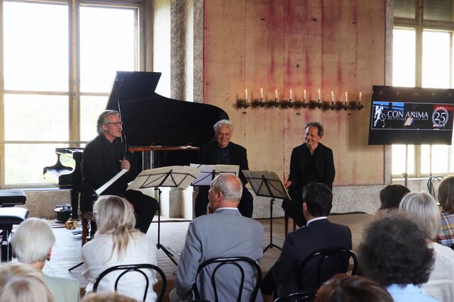 von links nach rechts:
Moderator: Philipp Blom, deutscher Schriftsteller, Historiker, Jornalist und Übersetzer
Intendant: Wilhelm A. Hübner
Cellist: Reinhard Latzko, Universitätsprofessor an der Universität für Musik und darstellende Kunst in Wien
 | Foto: Ingrid Seifert