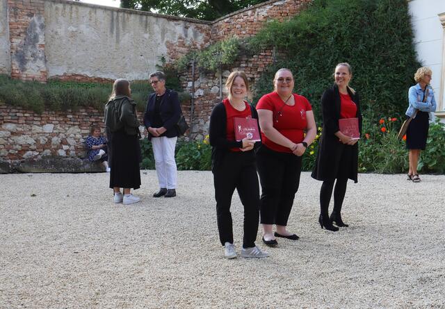 "Möchte Sie auch ein Programmheft haben?" | Foto: Ingrid Seifert