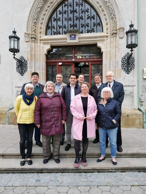 Bürgermeister Christian Gepp (5.v.l.) sowie Mitglieder des Kulturausschusses und Vereinsvertreter zeigen sich erfreut über die Kultursubventionen der
Stadtgemeinde. | Foto: Stadtgemeinde Korneuburg