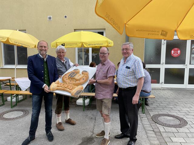 Bäckermeister Michael Singraber aus Kaumberg (r.) überreichte Bernhard Lackner, Manfred Keglovits und Andreas Frühwirth zum Jubiläum eines seiner kreativen Backwerke. | Foto: Borsdorf