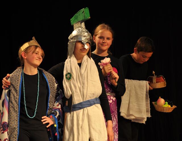 Die Rückkehr des Agamemnon: Magdalena Traxler als Klytämnestra, Pia Breinhölder als Agamemnon, Emilia Stasiek als Elektra und Leonard Mairitsch als Diener (v.l.n.r.). | Foto: BG/BRG Perchtoldsdorf