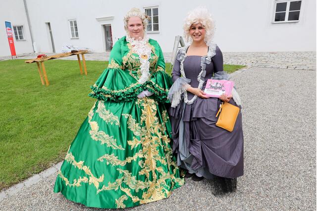 Historiendarstellerin Austriadine Burg als Kaiserin Maria Theresia mit Anja Rogl (CMA) | Foto: Anne P.