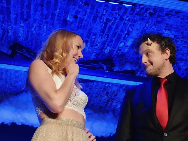 So haben wir Erzengel Gabriel noch nicht gesehen: Sabrina Kogler und „Luzi" Peter Schmid in der köstlichen Komödie „Lügen, Tod und Teufel".