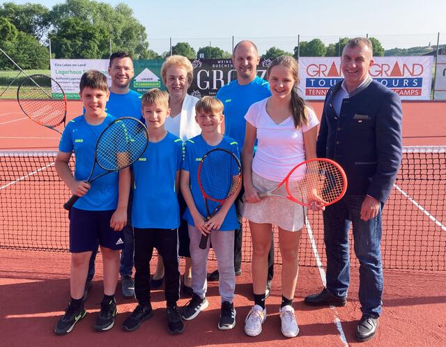 Landtagspräsidentin Verena Dunst (4.v.l.) beglückwünschte die Tennisfreunde zur ihrer neuen Tennisanlage in Gaas.  | Foto: Büro Dunst
