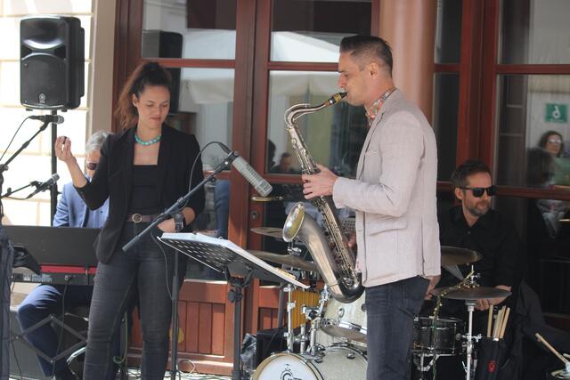 ThreeJazz feat. Eva Moreno sorgten für Jazzklänge am Südtiroler Platz in Weiz. | Foto: RegionalMedien Steiermark/Hofmüller