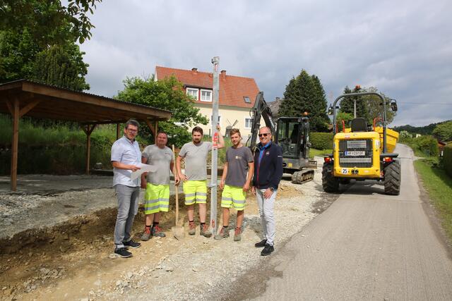 Bürgermeister Günter Putz und Vizebürgermeister Günther Simon freuen sich über das zügige Voranschreiten des Gehsteignetzausbaues. | Foto: KK