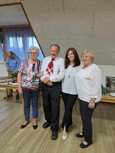 Die Pensionistinnen und Pensionisten ließen Hans Schlatzer hochleben: Hermine Feier, Hans Schlatzer, Denise Schweinzer und Annemarie Primus.  | Foto: Adam-Stolz