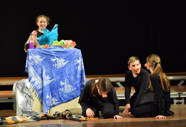 Emilia Klinger als Zauberin Circe verwandelt griechische Krieger in Schweine. | Foto: BG/BRG Perchtoldsdorf