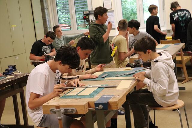 Beim Zuschneiden der Waben musste exakt gearbeitet werden, damit sie passgenau in die vorgegebenen Rähmchen passen. | Foto: Edith Ertl