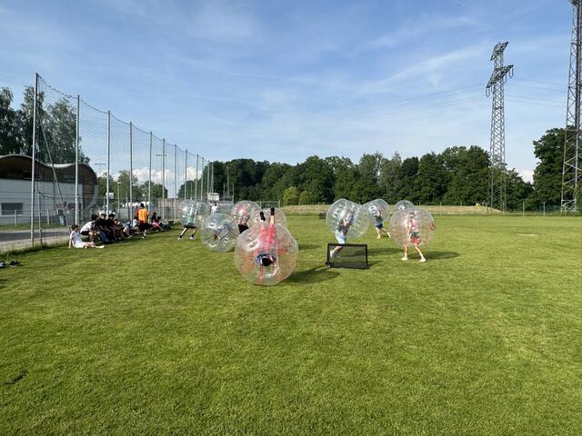 In Attnang-Puchheim hat die Offene Jugendarbeit Vöcklabruck erstmals ein Bubble Soccer Turnier veranstaltet.  | Foto: Jugendzentrum Nang-Pu