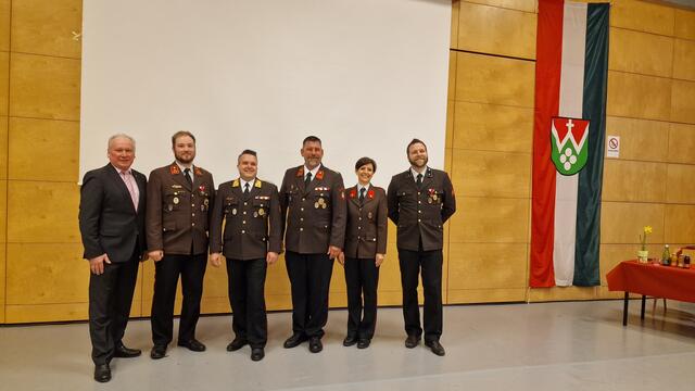 Bgm. Norbert Höpoltseder mit den Mitgliedern
des neu gewählten Kommandos Patrick Feichtinger,
Thomas Stadlbauer, Martin Schneider, Martina Wintersperger und Michael Neulinger. | Foto: Weisskirchen
