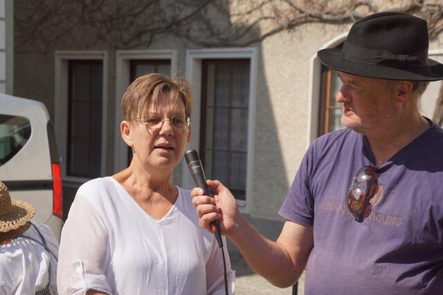 Rohrbachs-Bezirksstellenleiter des O.Ö. Volksbildungswerkes und Moderator, Helmut Eder (r), im Gespräch mit Burgi Freudenschuß von KulturSpontan. 