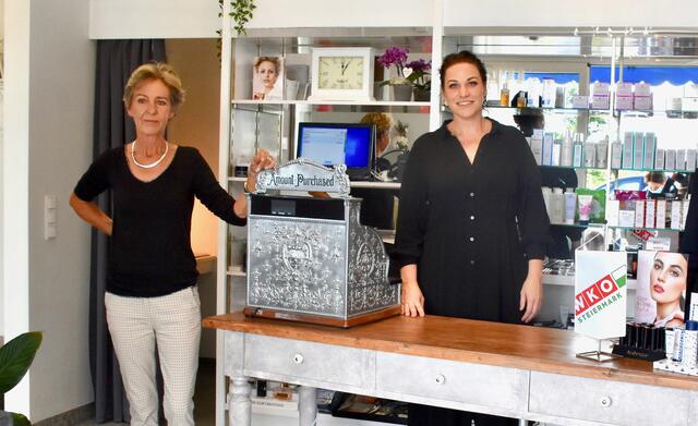Elfi Ortner und Yvonne Friesenbichler schließen das Kosmetikstudio "Hautnah" in Weiz mit Ende Juni 2023 (v.li.) | Foto: RMA/Nadine Ploder