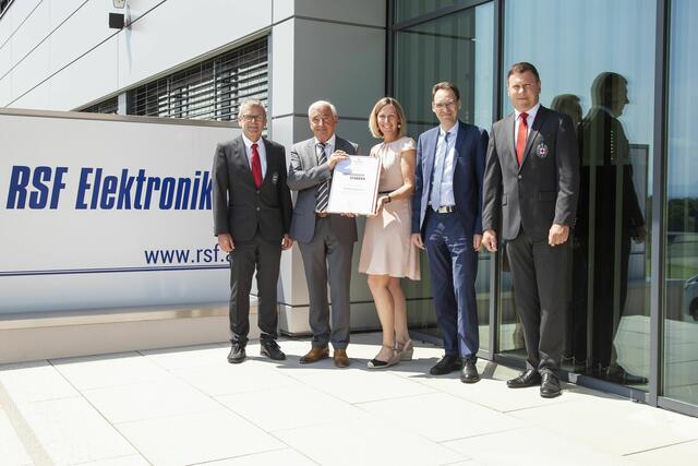 v.l.n.r.: Herbert Markler, RSF-Geschäftsführer Wilhelm Dadinger, Eva Dennewill, Geschäftsführer Ulrich Reisecker, Bezirkshauptmann Gerald Kronberger | Foto: RSF Elektronik/Grömer