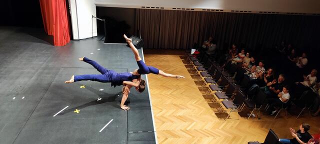 Zlata und Alexi Kozakova aus der Ukraine verzauberten mit mit Hand-to-Hand Akrobatik, Weltklasse Künstler vom Cirque Du Soleil