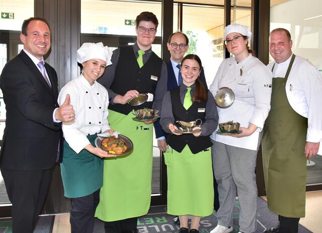 Die Schüler im Service und in der Küche gaben ihr Bestes für den tollen Abend. | Foto: Herbert Schleich