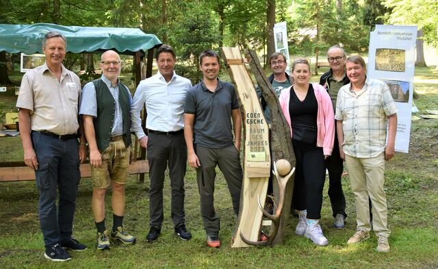 Landesforstdirektor Josef Fuchs, Michael Neuwirth, Bgm. Stefan Seiwald, Gemeindewaldaufseher Anton Rieser, Peter Zimmermann, Alexandra Kronberger, Hubert Sint, Werner Steidl (v. li.). | Foto: Marktgemeinde St. Johann