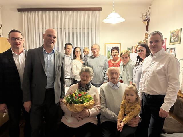 Gertrude und Ernst Heinerer feierten ihren 60. Hochzeitstag mit Familien und vielen weiteren Gratulanten. | Foto: Gemeinde Loipersdorf-Kitzladen