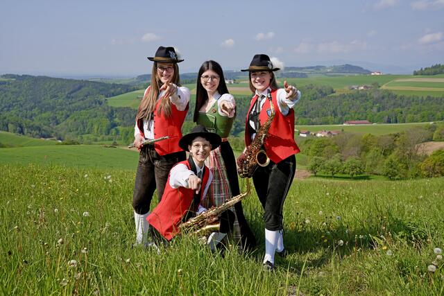 Ines, Julia, Irene und Hanna vom Musikverein Hochneukirchen freuen sich auf zahlreiche Besucher. | Foto: MV Hochneukirchen