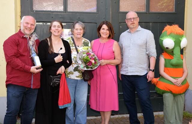 Martin Müller, Katharina Mayer-Müller, Helene Mayer, Franziska Olischer, Stephan Schimanowa und „Schnuffiwuzz“ (von links) jubeln über 20 Jahre MÖP. | Foto: Bernhard Garaus