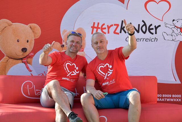 Veranstalter Günter Lechner (rechts) organisierte die Veranstaltung und bedankte sich im speziellen bei „Herzpapa“ Peter Altmann, der ihn gefragt hatte, diese Veranstaltung zu organisieren.  | Foto: Herzkinder Österreich /Christian und Daniela Moser