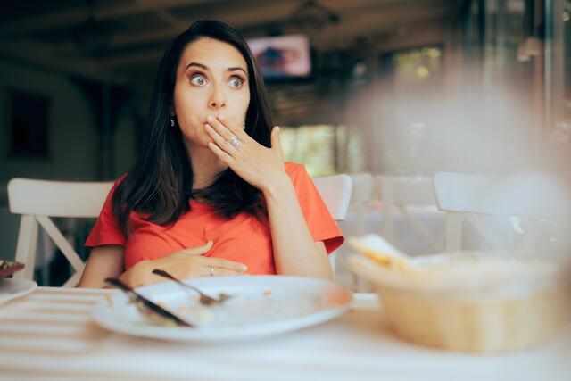Üppiges Essen kann einem sauer aufstoßen. | Foto: Nicoleta Ionescu/Shutterstock.com