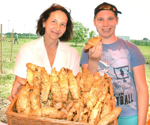 Michaela Piskur und Tobias Möslinger mit Gebäck vom Bäcker Kasses | Foto: Herbert Schleich
