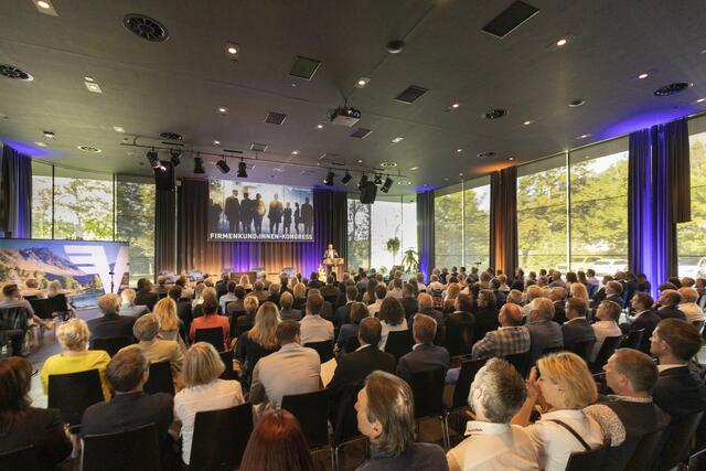 Über 200 Unternehmerinnen und Unternehmer folgten der Einladung der Volksbank Tirol | Foto: die Fotografen