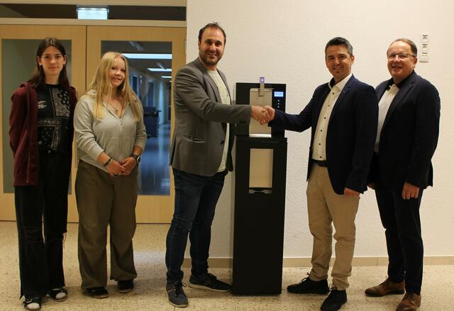 Ein neuer Getränkespender für die Schülerinnen und Schüler - Gesundes Wasser. | Foto: MS Prutz Ried