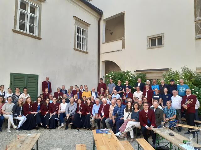 Rund 70 Musikerinnen und Musiker vereint, nach dem fulminanten gemeinsamen Konzert.