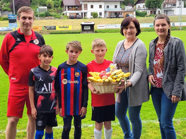 Die Gesunde Gemeinde unterstützt das Gesundheits-Projekt der Sektion Fußball der Sportunion Pabneukirchen.  Sandra Cárdenas Lara (rechts), Anna Hader, Hannes Riegler, links.  | Foto:  César J. Cárdenas Lara