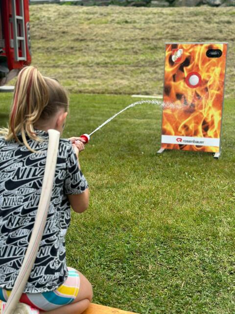 Beim Ziel-Wasser-Spritzen mit der Feuerwehr konnten sich die Gäste messen. | Foto: Verein "Miteinander Fit und Gsund"