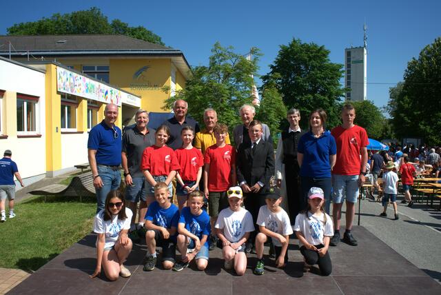 v.l.: OSR Bernhard Bachofner, Vzbgm. Günther Prinz, OSR Otto Macher, OSR Ludwig Koller, OSR Willi Pöll, Pater Bernhard Prem, Iris Scheidl und den Klassensprechern aller Klassen aus Volks- und Mittelschule | Foto: VS/MS Schweiggers