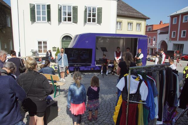 So bunt wie das Treiben am Flohmarkt am Marktplatz Haslach war auch das Programm, mit dem sich die Mitgliedsvereine des Volksbildungswerkes des Bezirkes beim "Kurti-Mobil" vorstellten. | Foto: O.Ö. Volksbildungswerk