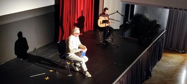 Folke Tegetthoff liest aus seinem Buch "Der Augenblick der Kinder" begleitet von Cellisten Sina Shaari auf der Oud