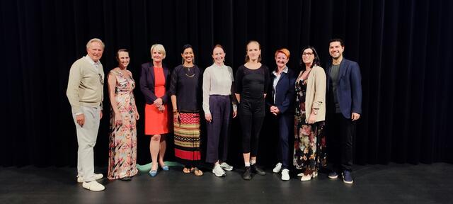 V.L.N.R. Folke Tegetthoff (Erzähler, Autor), Imelda Baierl-Melmer (Kultur, Organisatorin Stadt Bruck), Kerstin Koch-Pernitsch, Deepa Kiran (Künstlerin), Tessa Erker-Tegetthoff (Intendantin des Festivals), Roxana Küwen (Artistin), SPÖ Vize-Bgm. Silke Reitbauer-Rieger, ÖVP LAbg. Cornelia Izzo, Sina Shaari (Künstler)