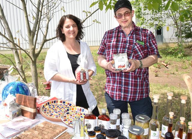 Christine Wögenstein und Johannes Wickenhauser verkaufen Caritas Produkte | Foto: Herbert Schleich