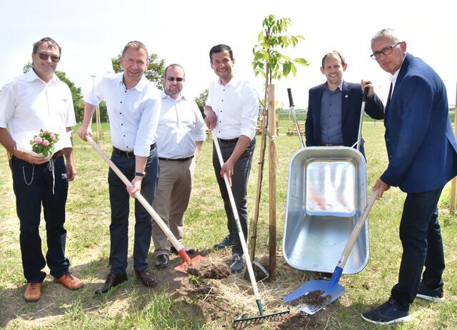Baumpflanzung durch Obstbaumeister Christian Engel, Bürgermeister Stefan Lang, Bezirkshauptmann Karl-Josef Weiss, Thomas Krottendorfer, Landtagsabgeordneter Georg Ecker und Günther Macht | Foto: Herbert Schleich