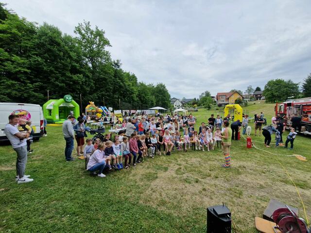 Zauberhexe Trixika verzauberte Groß und Klein beim Spielefest in Berghausen | Foto: Verein "Miteinander Fit und Gsund"