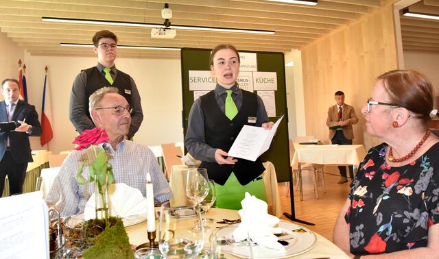 Die Schüler präsentierten das Menü und die dazu passenden Weine. | Foto: Herbert Schleich