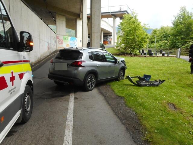 Bei der Ausfahrtsstraße des dritten Untergeschoßes prallte das Fahrzeug in den Stützpfeiler. | Foto: FF Leoben-Stadt