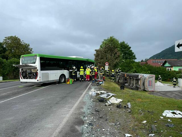 Der Lkw kippte durch die Wucht des Aufpralls in den Straßengraben.  | Foto: FF Kleinzell