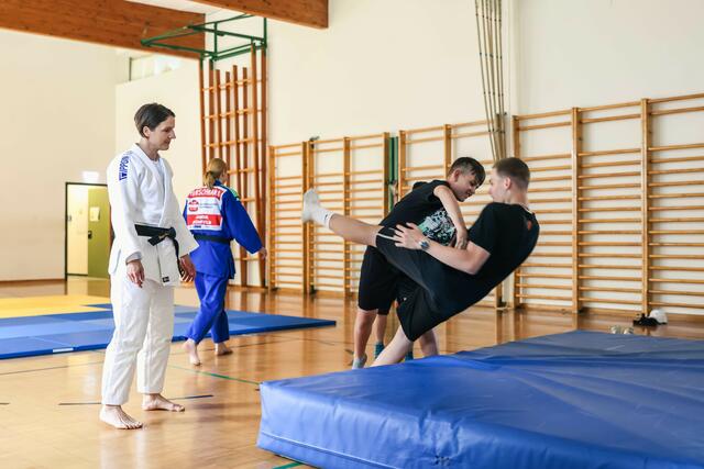 In den Turnsälen konnte man sich bei Judo und Karate ausprobieren.  | Foto: De Monte 