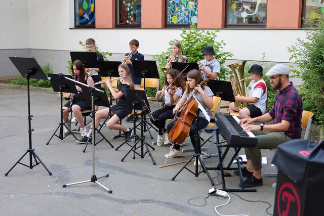 Die Orchesterklasse mit Georg Laller (r.) zeigte auf, was sie auf dem Kasten hat.  | Foto: De Monte 