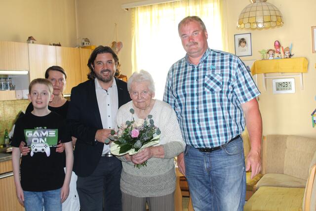 Zum 90. Geburtstag von Irma Brenner gratulierten u.a. Bgm. Hans Unger und OV Dieter Posch. | Foto: Gemeinde Oberschützen