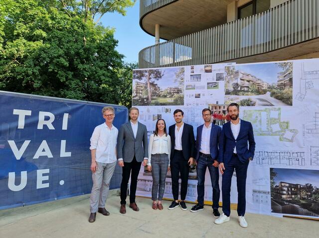 Bei der Gleichenfeier: Alexander Schattovich (KFLD), Michael Schranz (Handler), Kerstin Berger (Trivalue),
Florian Xander (Dietrich Untertrifaller Architekten), Markus Münzer (Trivalue), Michael Stadler (Handler) (v.l.) | Foto: Handler