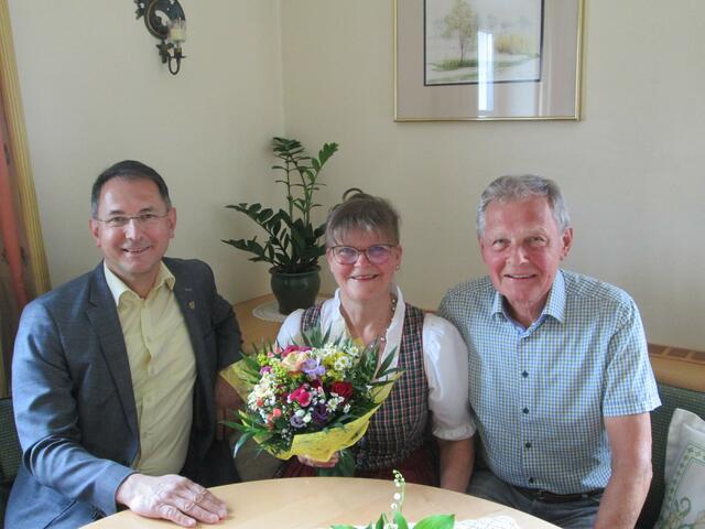 Bürgermeister Adi Rieger mit dem Ehepaar Kirchgassner.  | Foto: Gemeinde Neumarkt