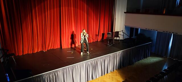 Weiblichkeit und die Macht der Sprache - Agnes Maier, Grazer Poetry Slammerin und Hebamme