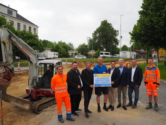 Beim offiziellen Start (v.l.): Reinhard Gruber (Straßenmeisterei Raabs), Vizebürgermeister Michael Litschauer, 2. Landtagspräsident Gottfried Waldhäusl, Ulrich Achleitner, Lukas Brandweiner, Gerald Bogg (Leiter der Straßenbauabteilung Waidhofen, Rainer Hubmayer (Leiter der Straßenmeisterei Raabs) und Lukas Preineßl (Straßenmeisterei Raabs) | Foto: NÖ Straßendienst