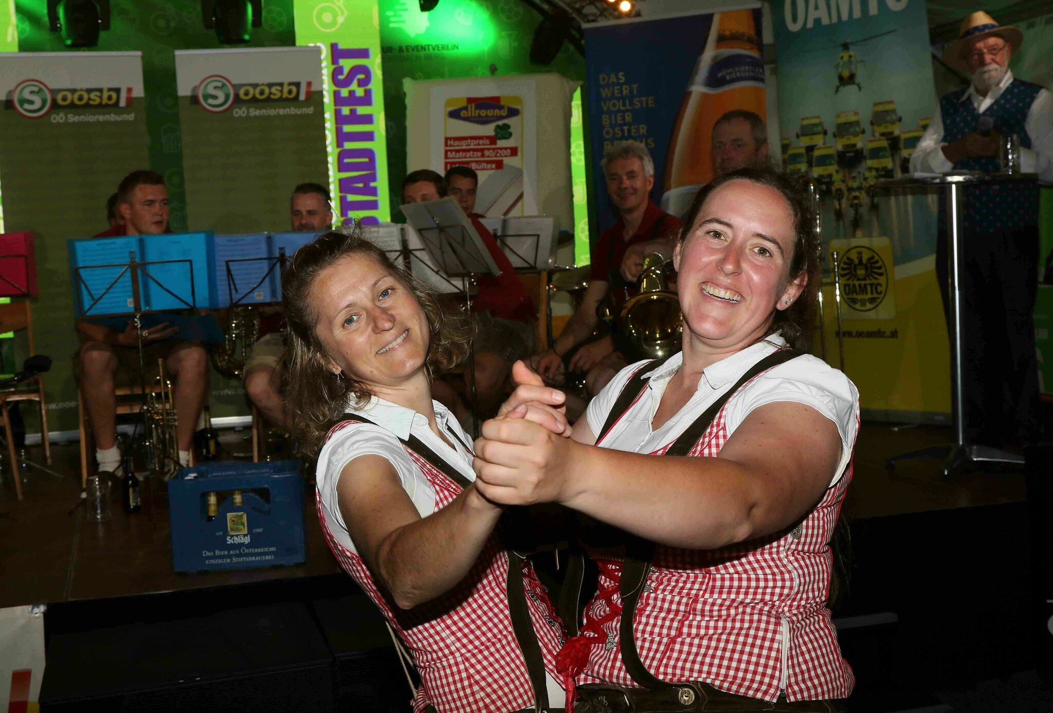 Kluby si navzájem pomáhají: aktivity a večírky během obecních slavností Rohrbach-Berger